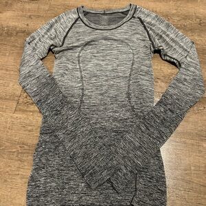 lululemon athletica Heathered Gray Long Sleeve Tee